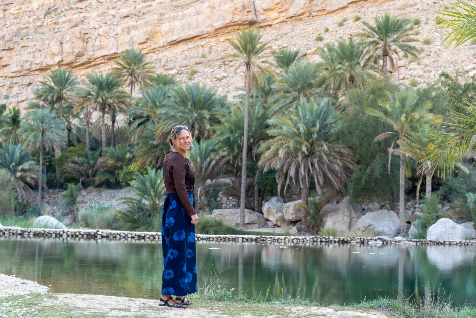 Vrouw bij het oasewater van Wadi Bani Khalid