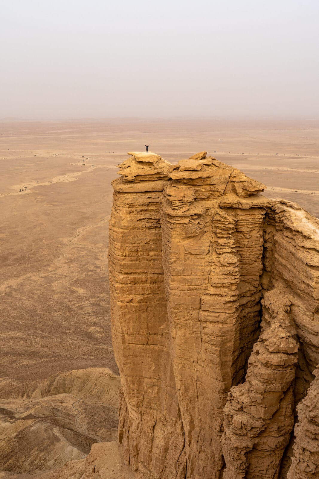 Figuur boven op een rotspunt bij de Rand van de Wereld