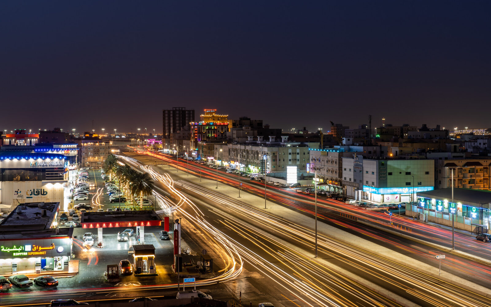Lichtsporen op de snelweg bij nacht in Jeddah