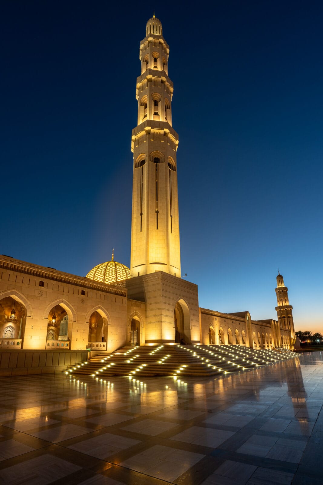De Sultan Qaboos-moskee verlicht in de schemering, Muscat