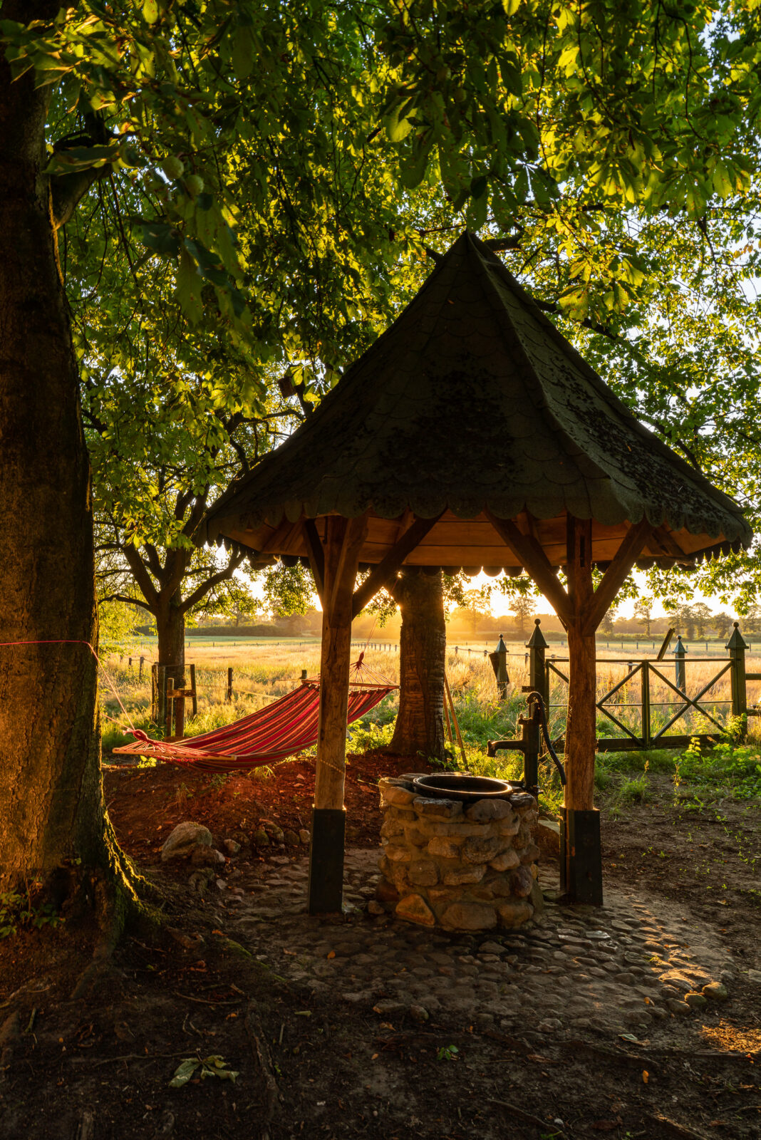 Hangmat bij een waterput in het avondlicht, Oldenkott bij Vreden