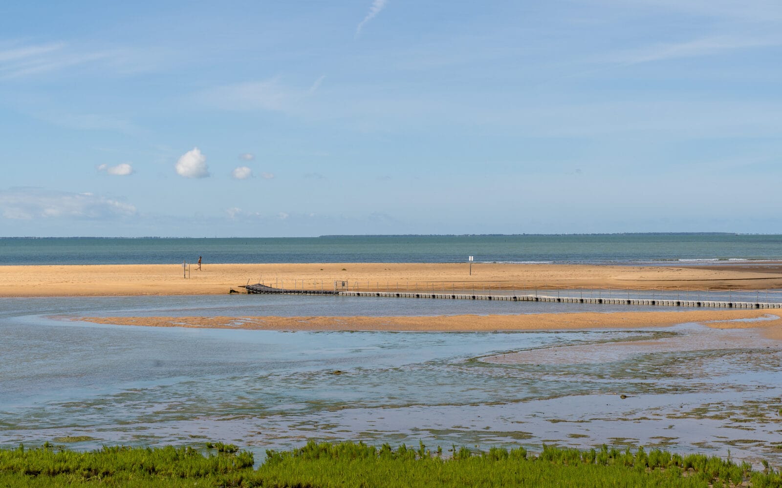 Eenzame wandelaar op het strand van La Faute-sur-Mer
