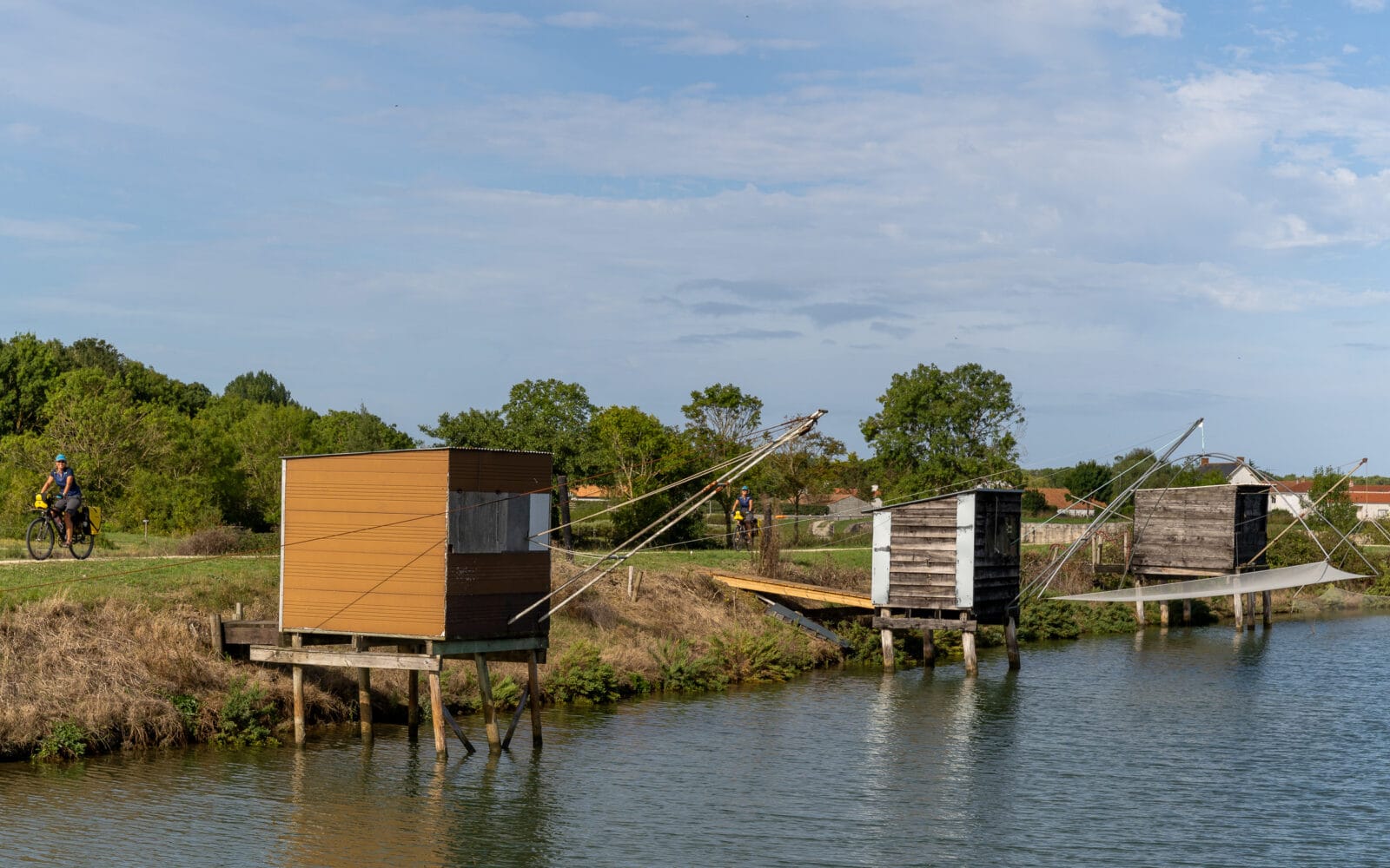 Vissershutten langs het water bij La Barre-de-Monts