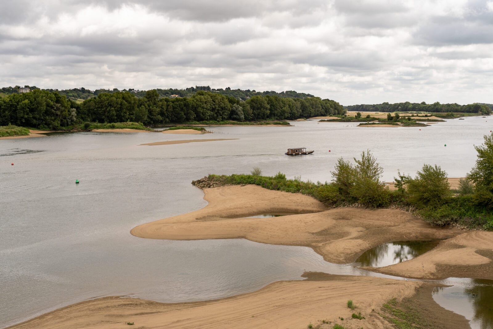Woonboot op de brede Loire bij Champtoceaux