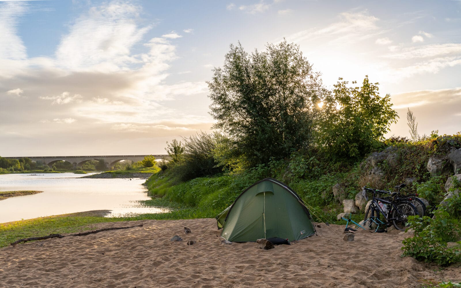 Tent en fietsen aan de Loire bij zonsondergang, Chalonnes-sur-Loire