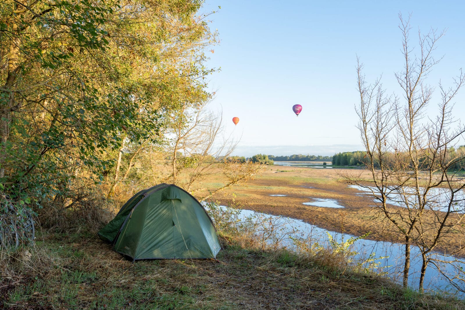 Kamp aan de Loire met luchtballonnen in de ochtend bij Parnay