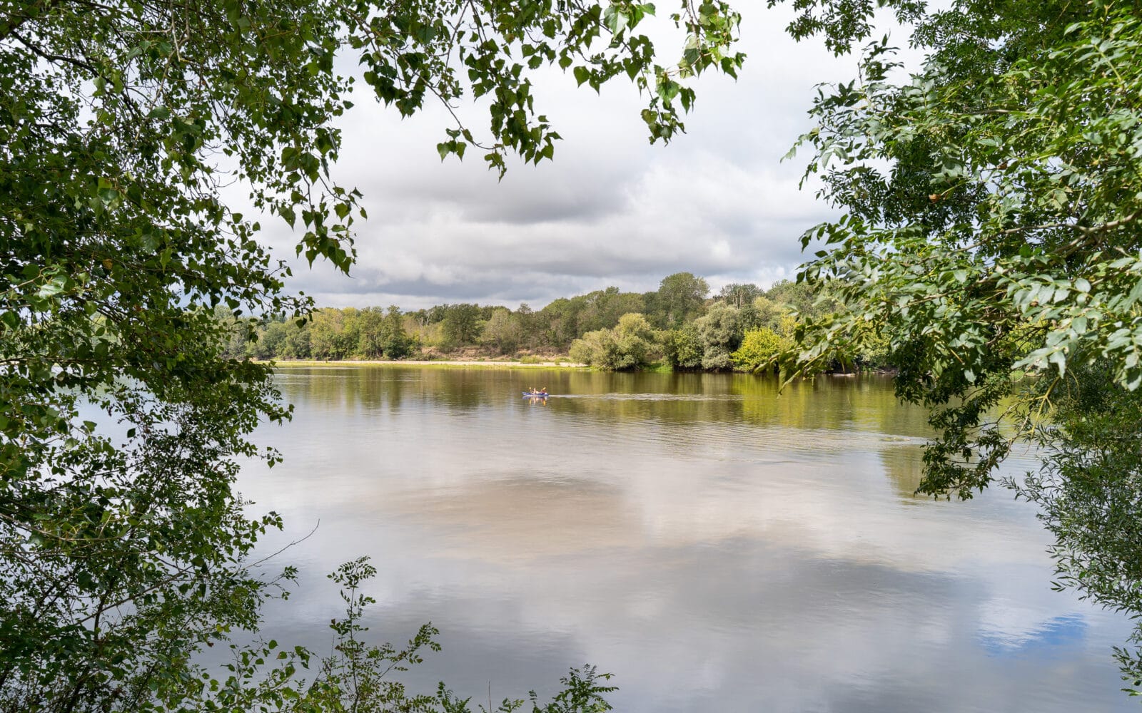 Kajakkers op de kalme Loire bij Bréhémont