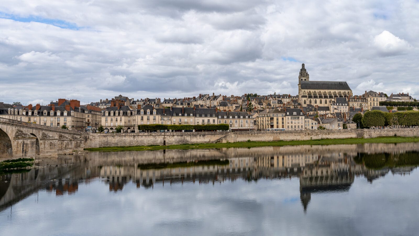 De stad Blois weerspiegeld in de Loire