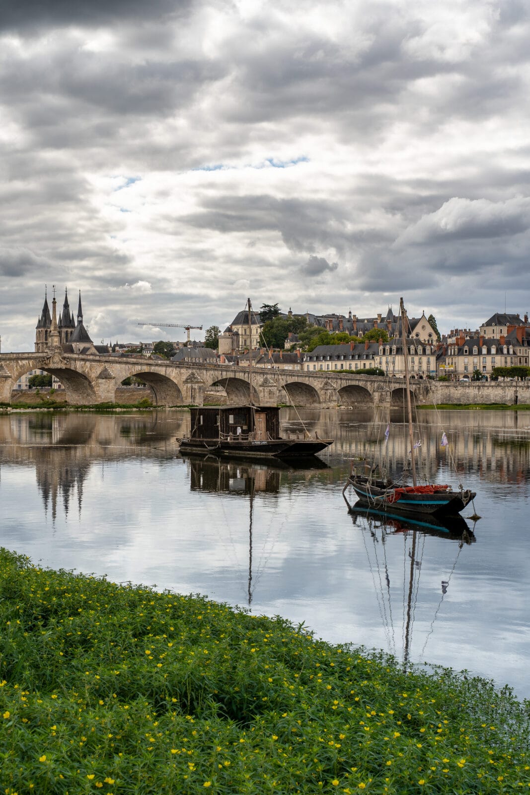 Boten op de Loire onder een bewolkte hemel bij Blois