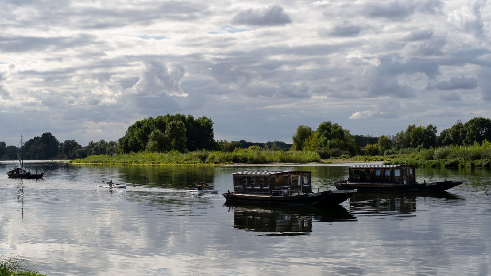Boten en een kajakker op de Loire bij Saint-Dyé-sur-Loire