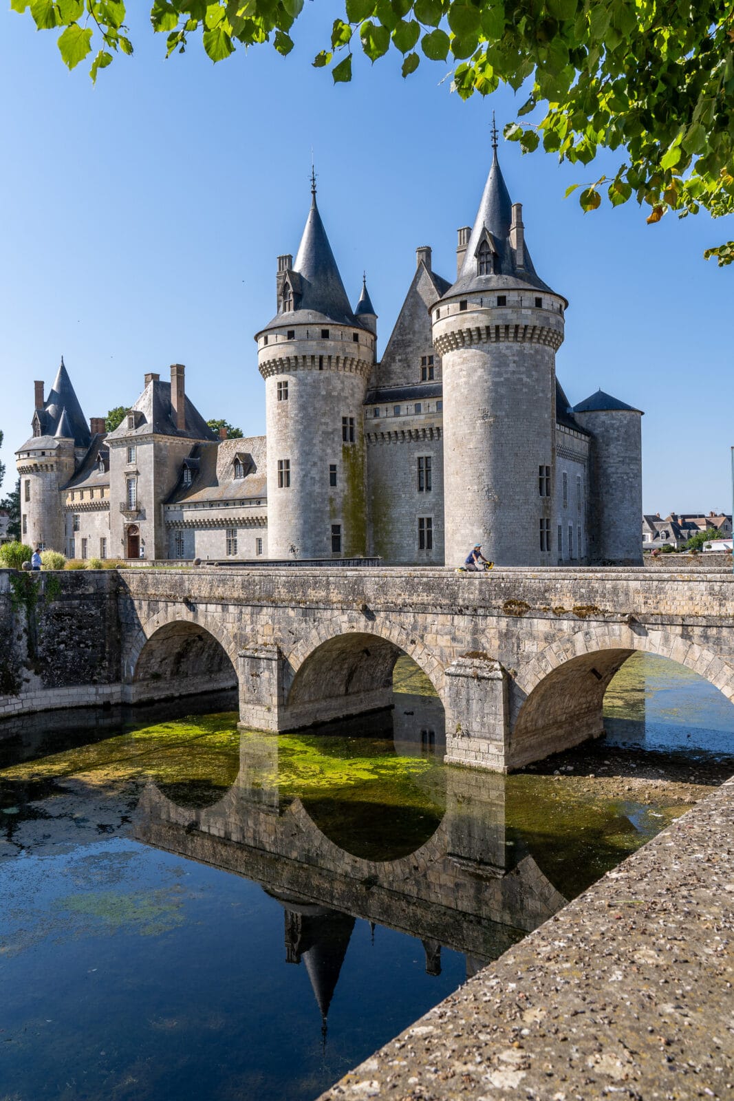Het kasteel van Sully-sur-Loire weerspiegeld in het water