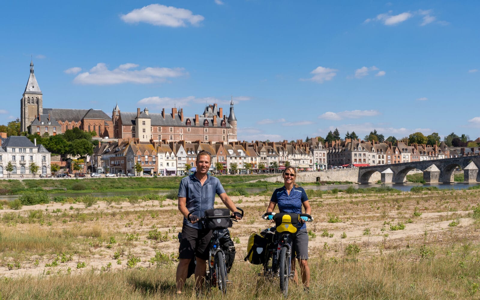 Fietsend paar langs het historische stadje Gien