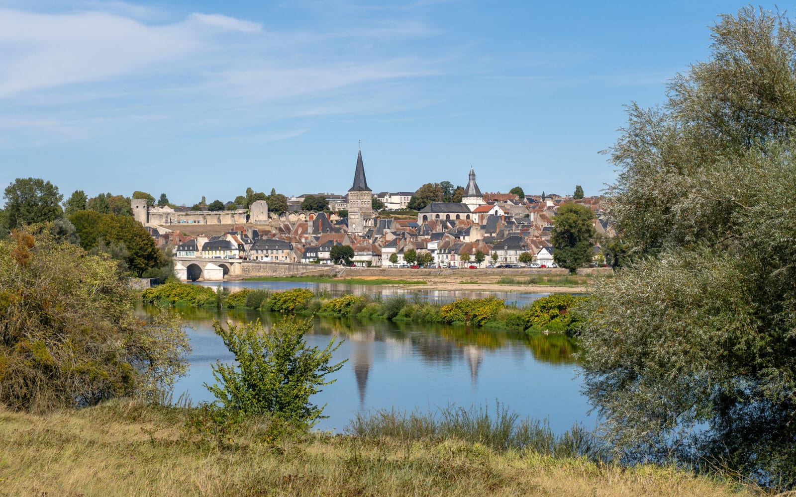 De Loire weerspiegelt het stadje La Charité-sur-Loire