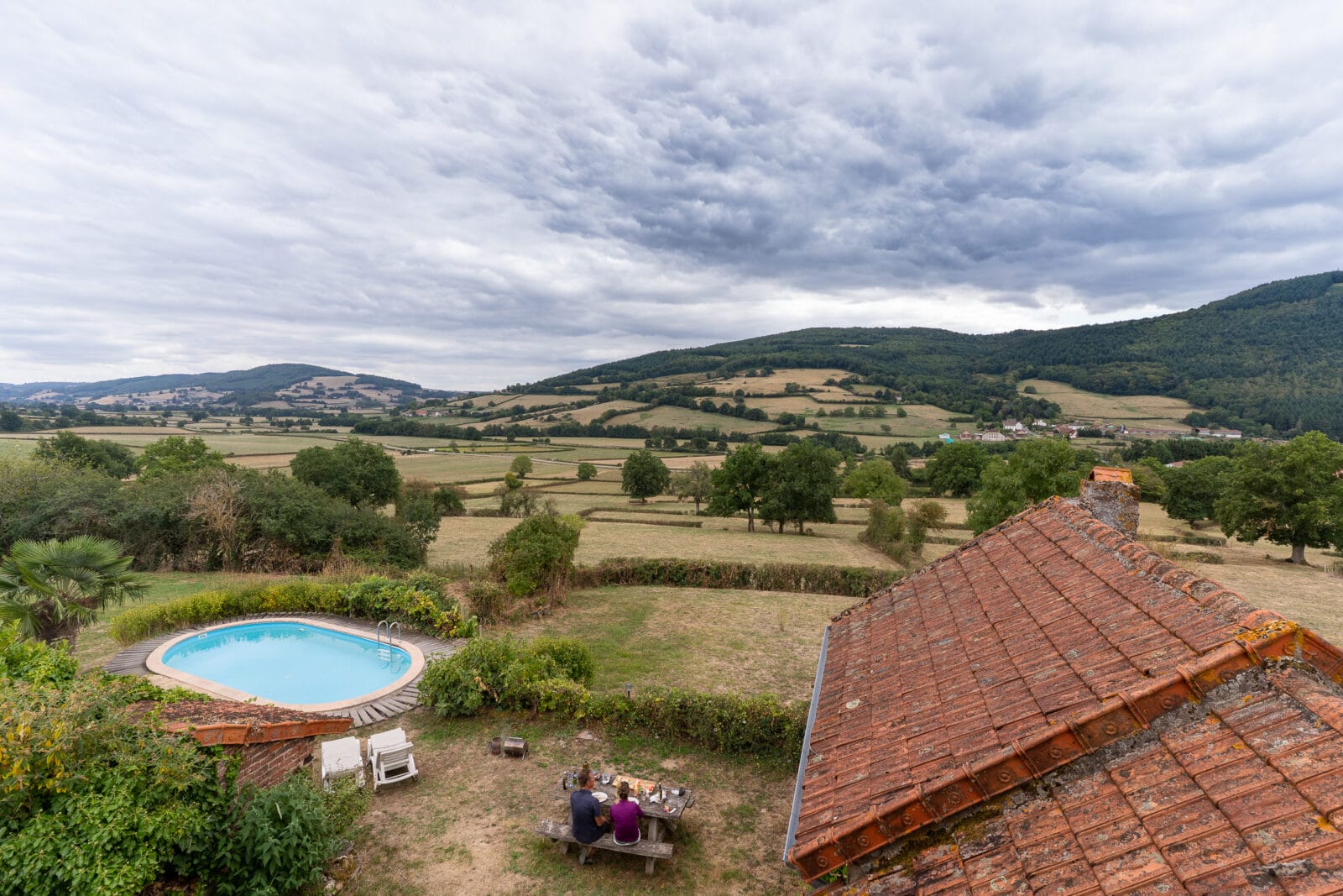Picknickend stel onder een bewolkte hemel bij Broye in Bourgondië