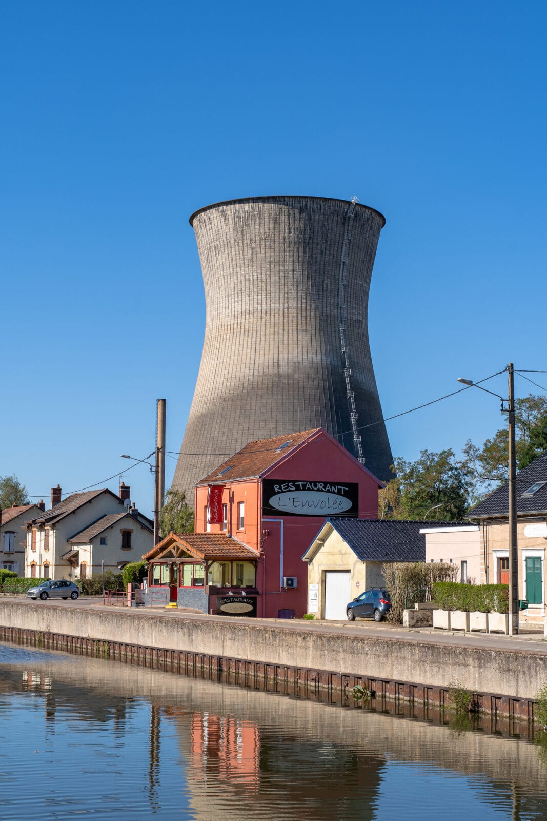 Koeltoren boven een restaurant aan het water bij Montceau-les-Mines