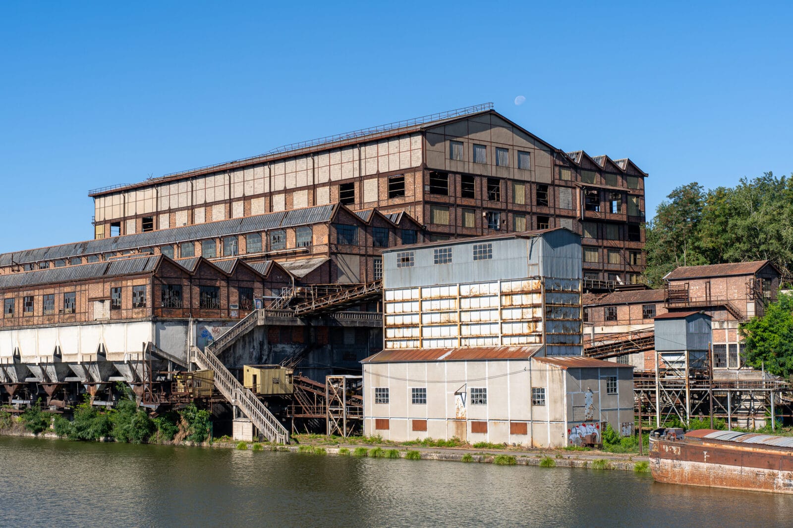 Verlaten industrieterrein aan het water bij Montceau-les-Mines