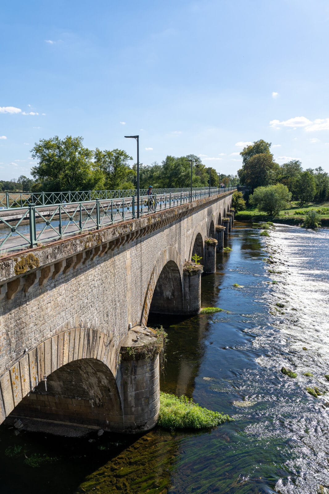 Stenen boogbrug over de rivier bij Digoin