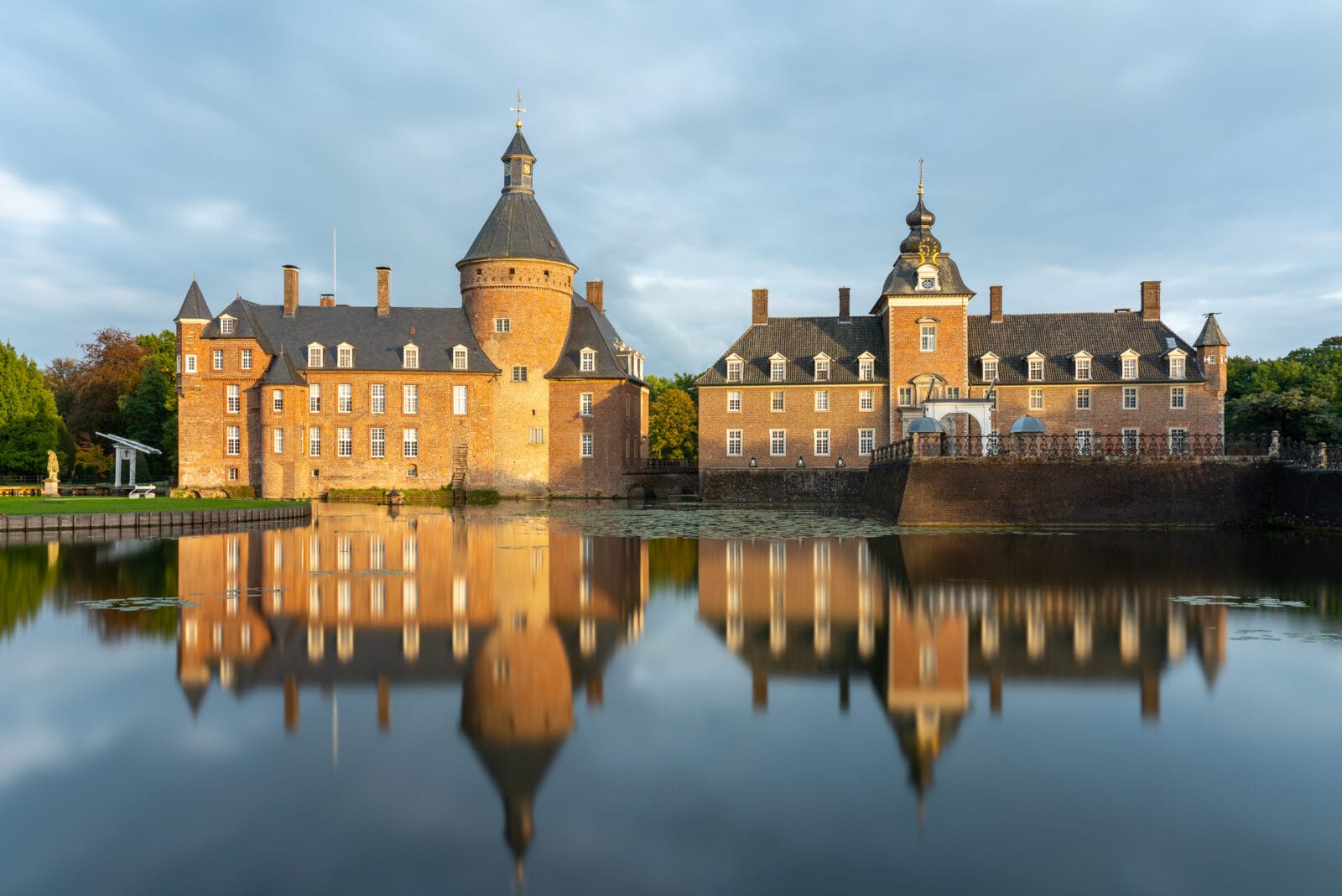 Wasserburg Anholt weerspiegeld in de slotgracht bij dageraad