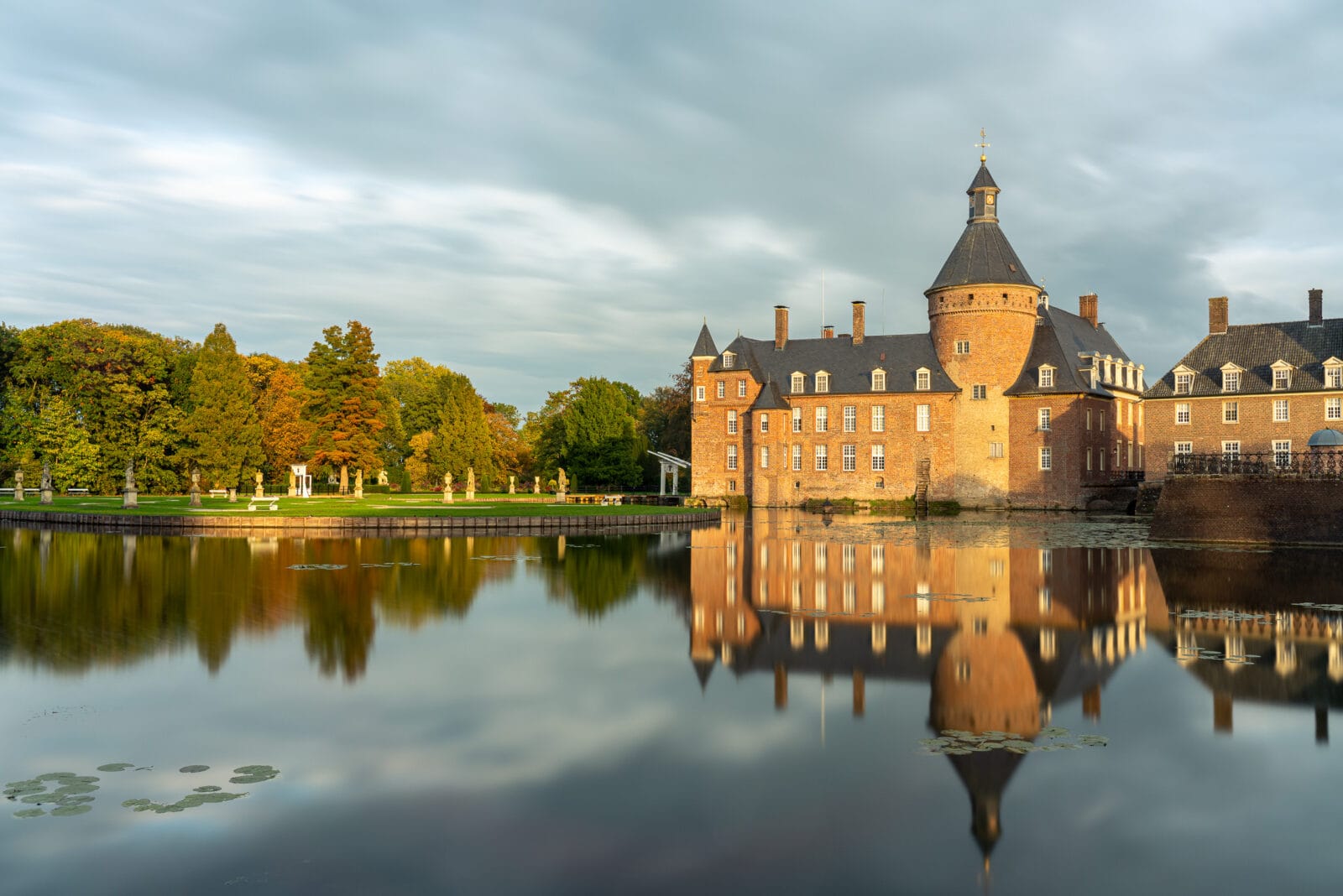 Herfstkleuren rond het waterkasteel van Anholt