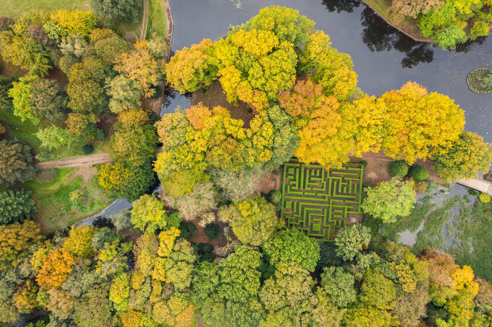 Het doolhof in de slottuin van Anholt tussen herfstbomen, van boven