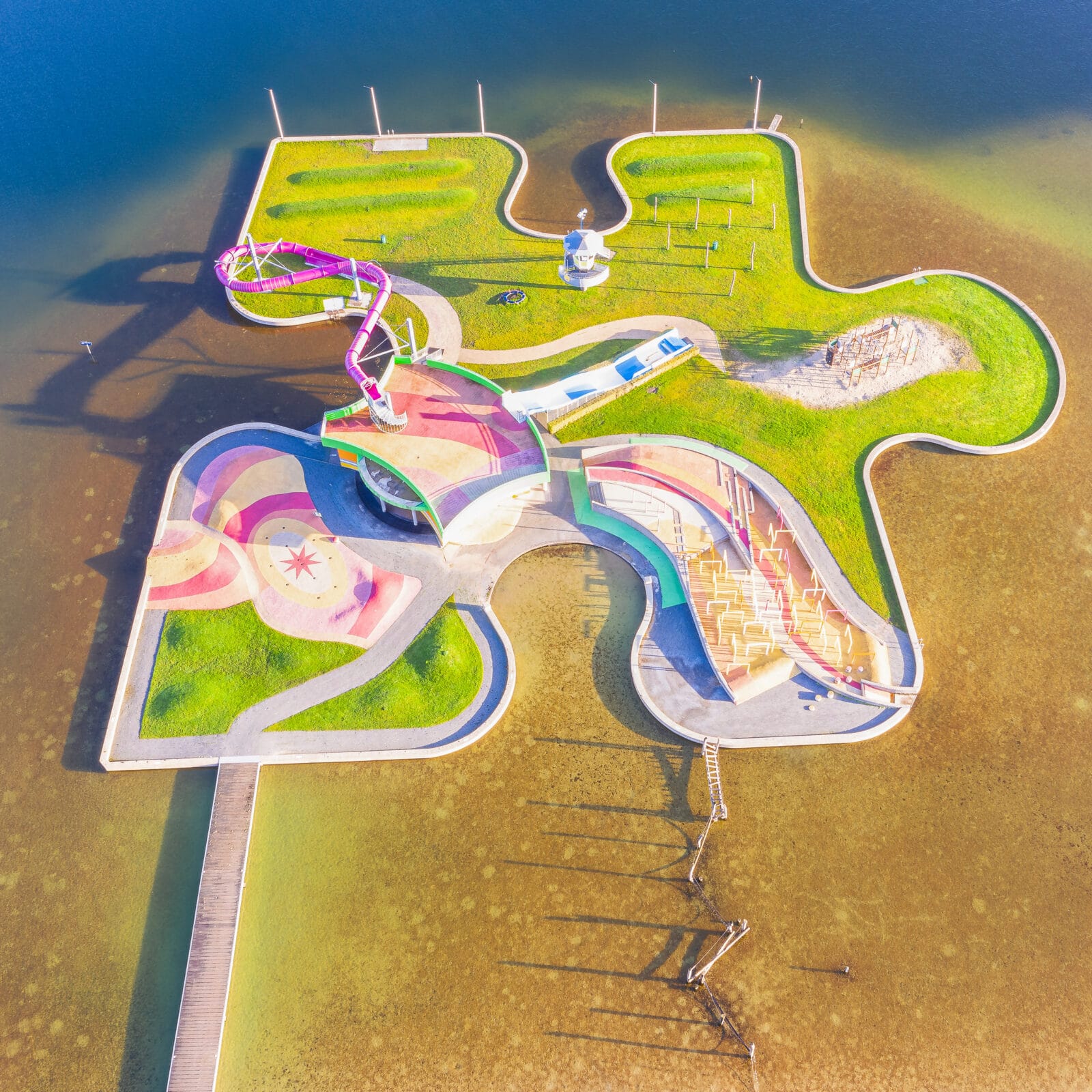 Speeleiland bij het Strandbad Maarsseveense Plassen, van boven