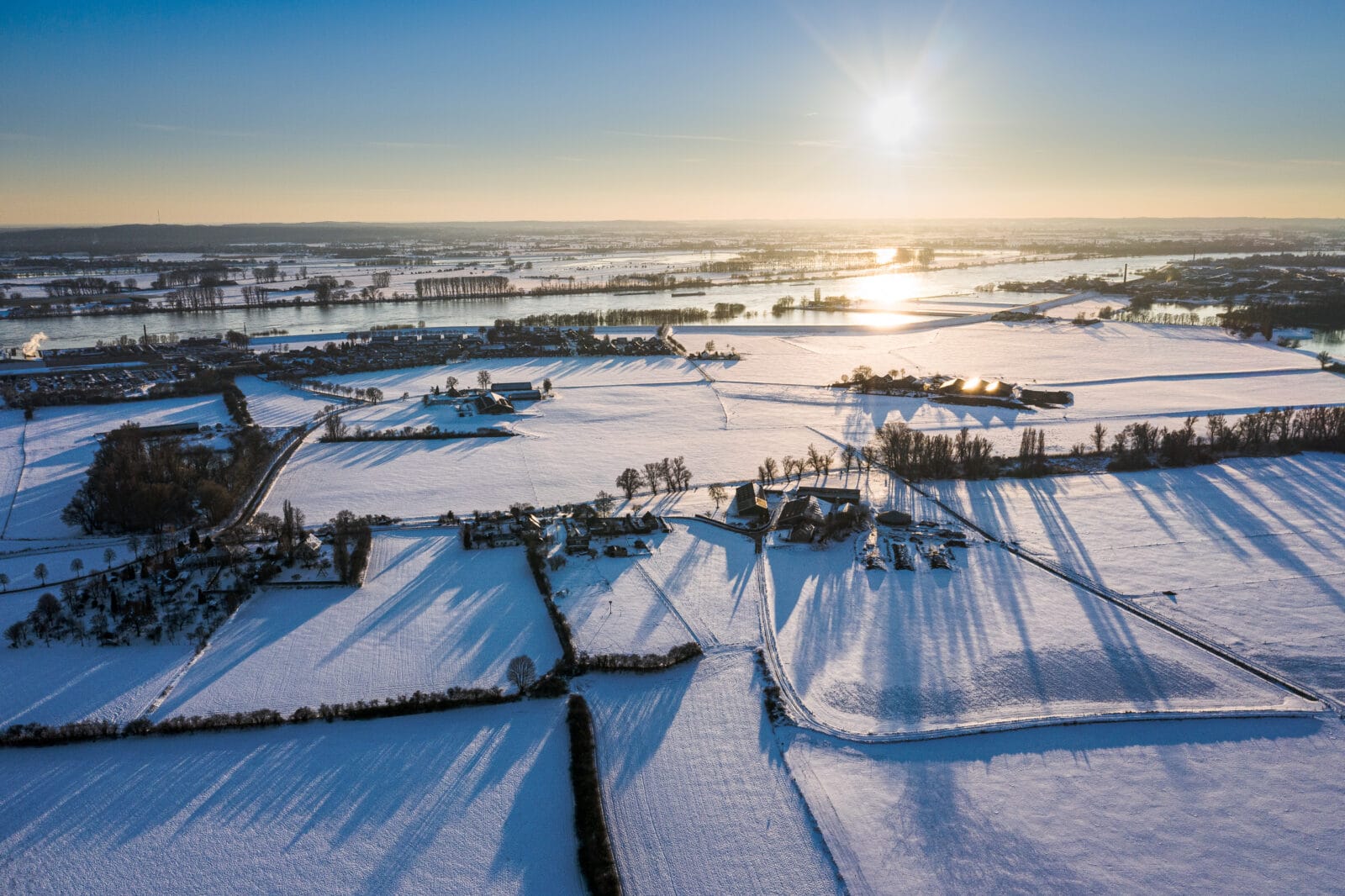 Winterse velden met lange schaduwen bij Elten, van boven