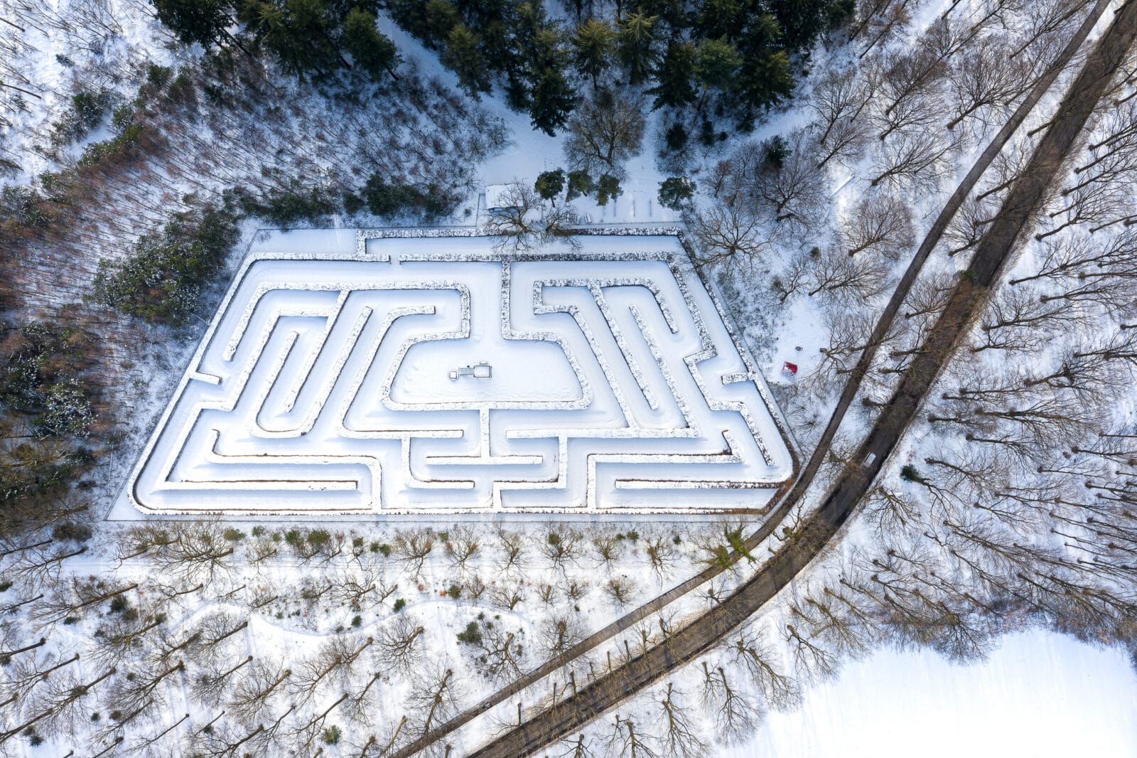 Het besneeuwde doolhof van Ruurlo, van boven
