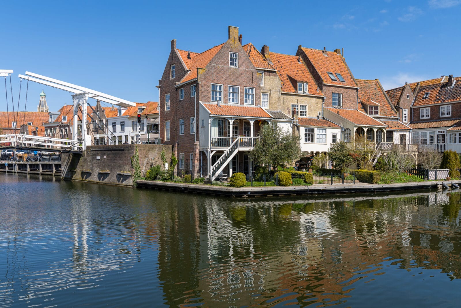 Grachtenpanden en brug in Enkhuizen