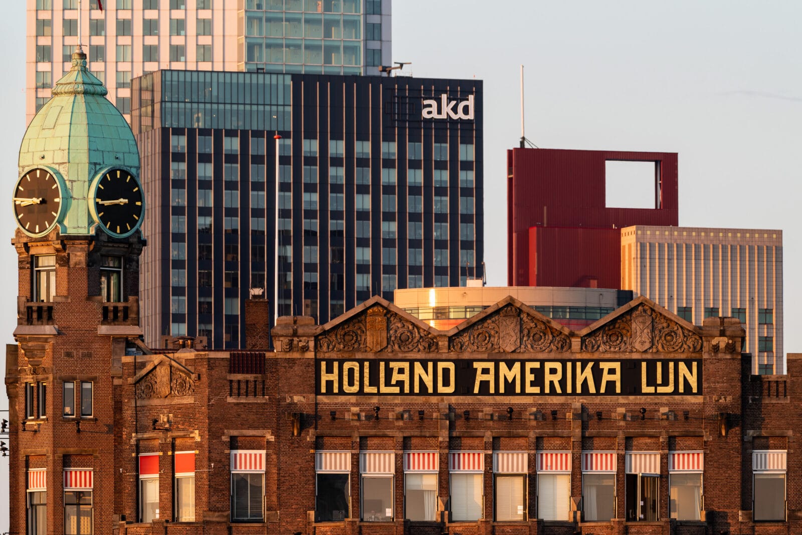 Het Holland Amerika Lijn-gebouw tussen moderne hoogbouw in Rotterdam
