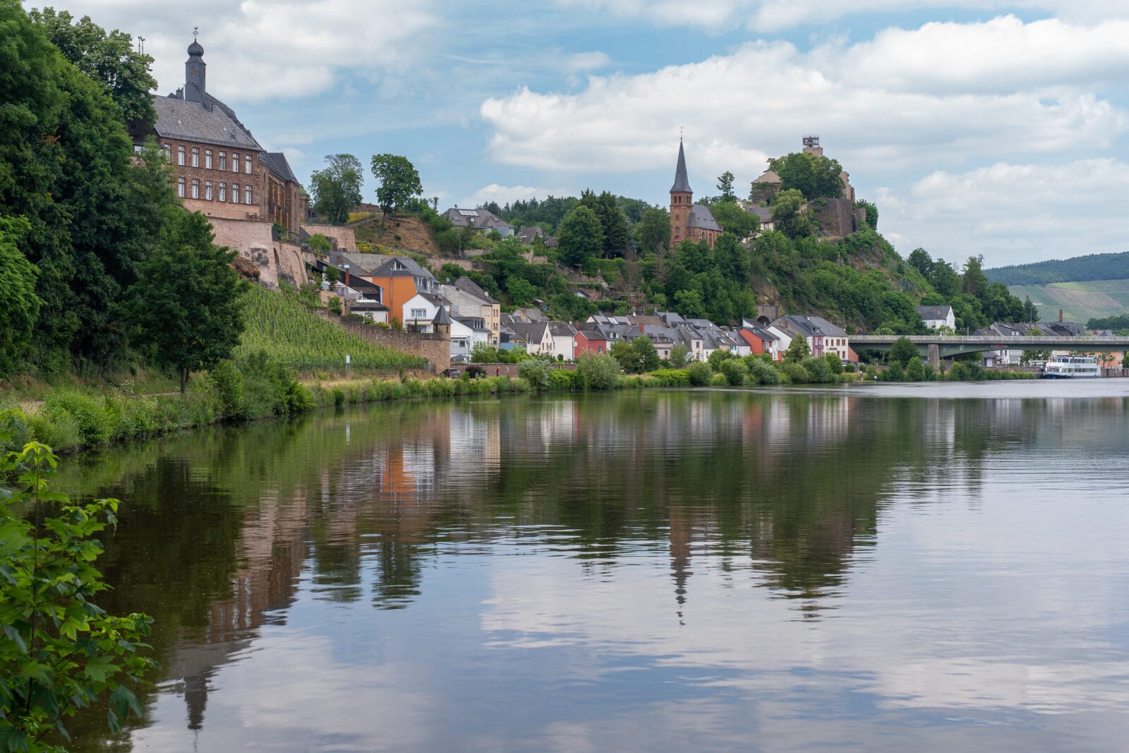 Saarburg en de burcht weerspiegeld in de Saar