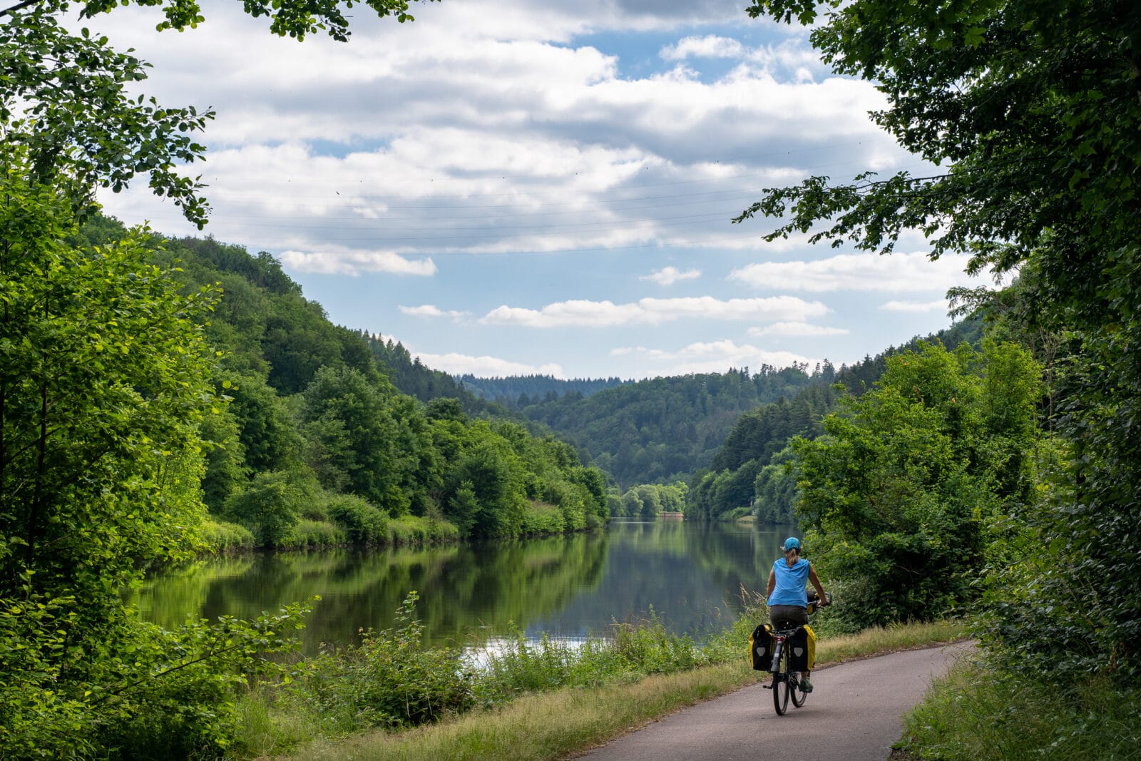 Fietsen langs de Saar bij Taben-Rodt op een bewolkte dag
