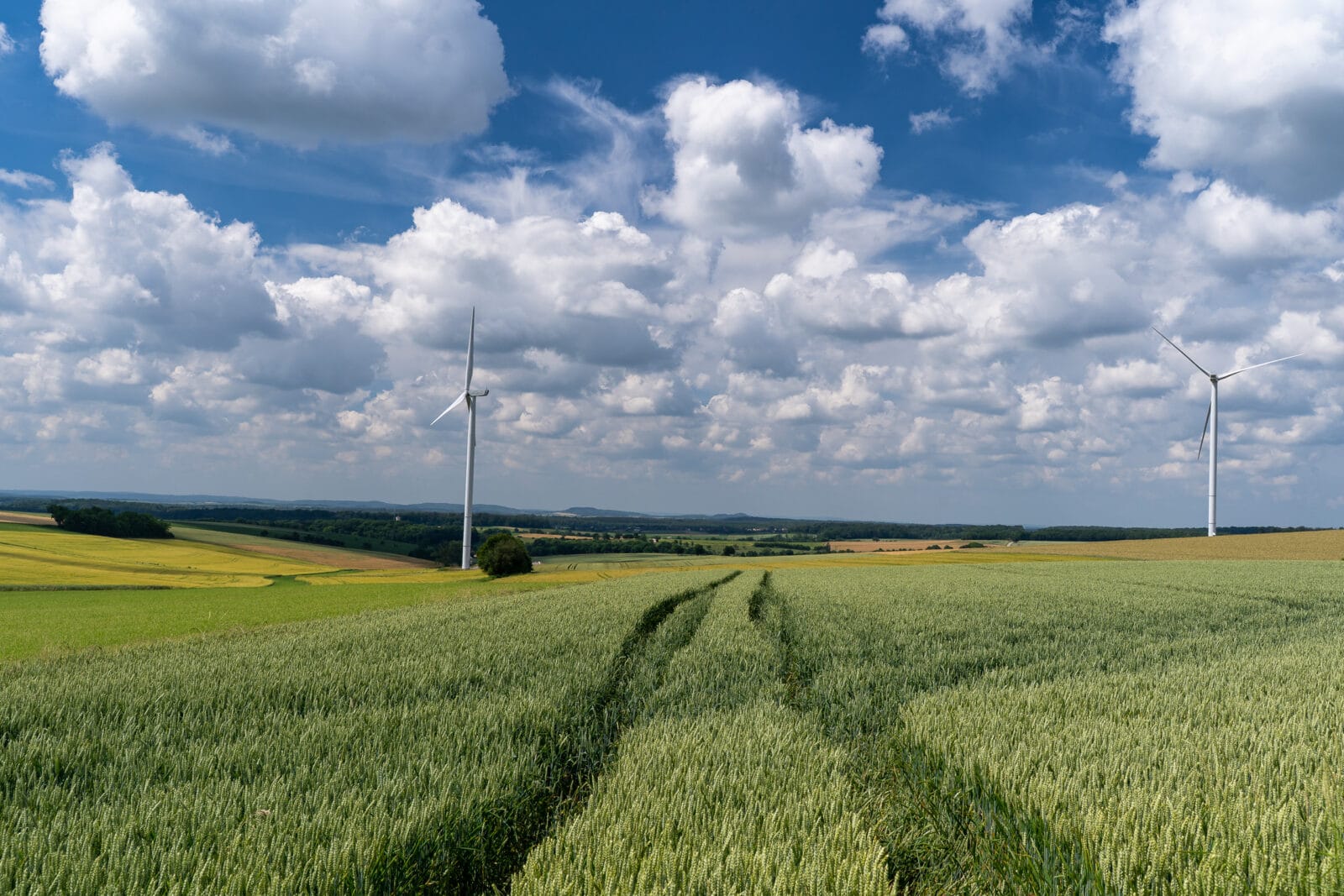 Windturbines boven de velden bij Büdingen in het Saarland