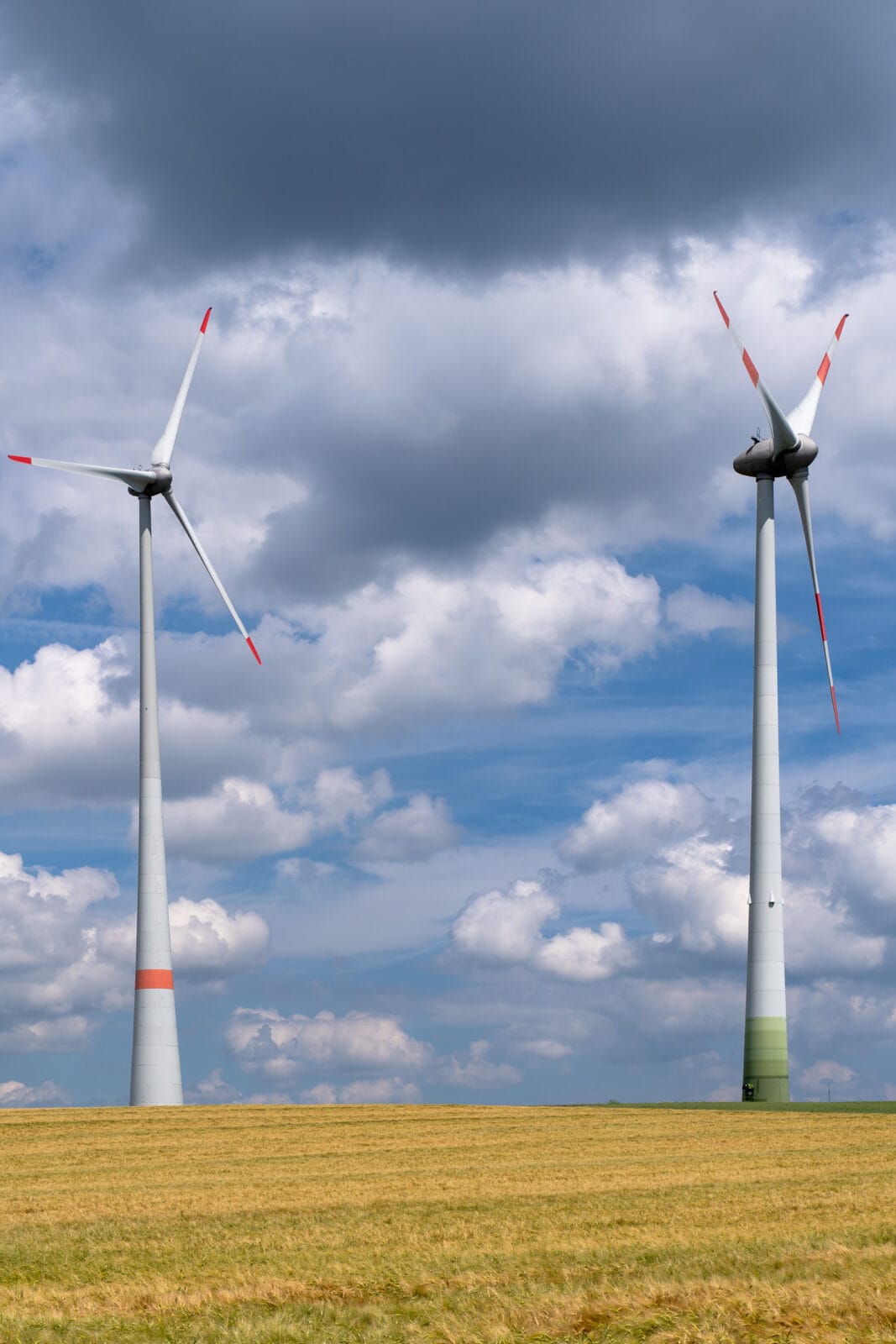Windturbines onder een dreigende lucht in het grensgebied van Saarland en Lotharingen