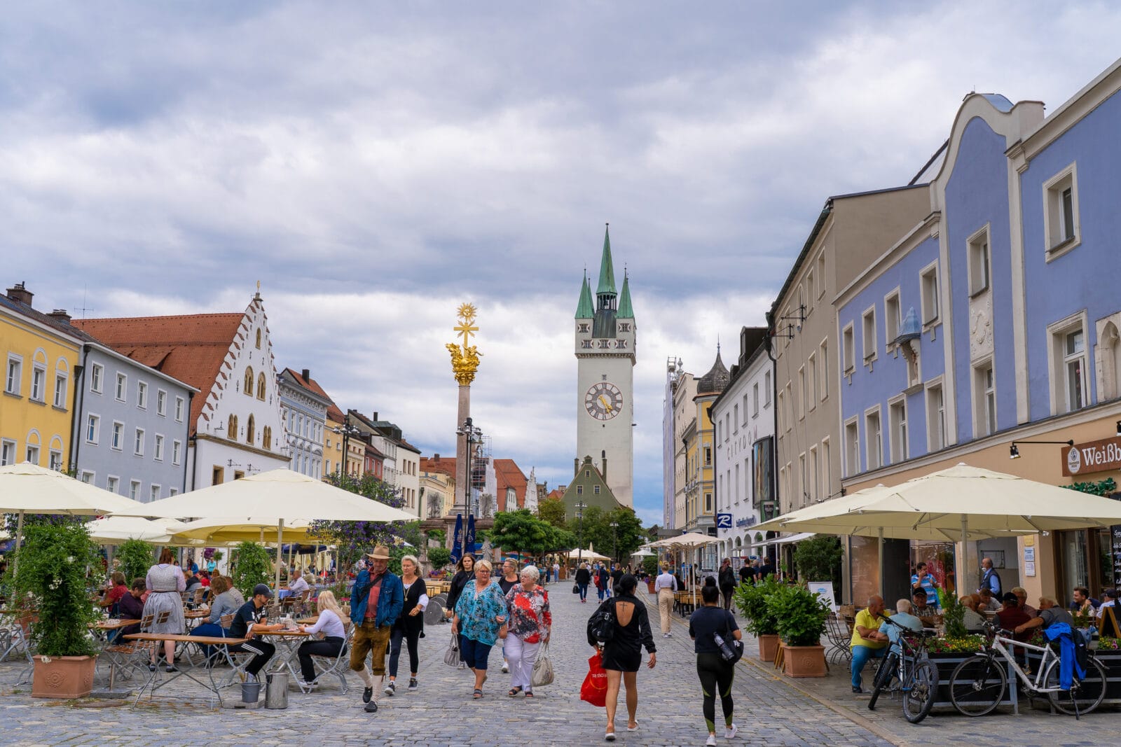 Terrassen en historische gevels aan het Theresienplatz in Straubing