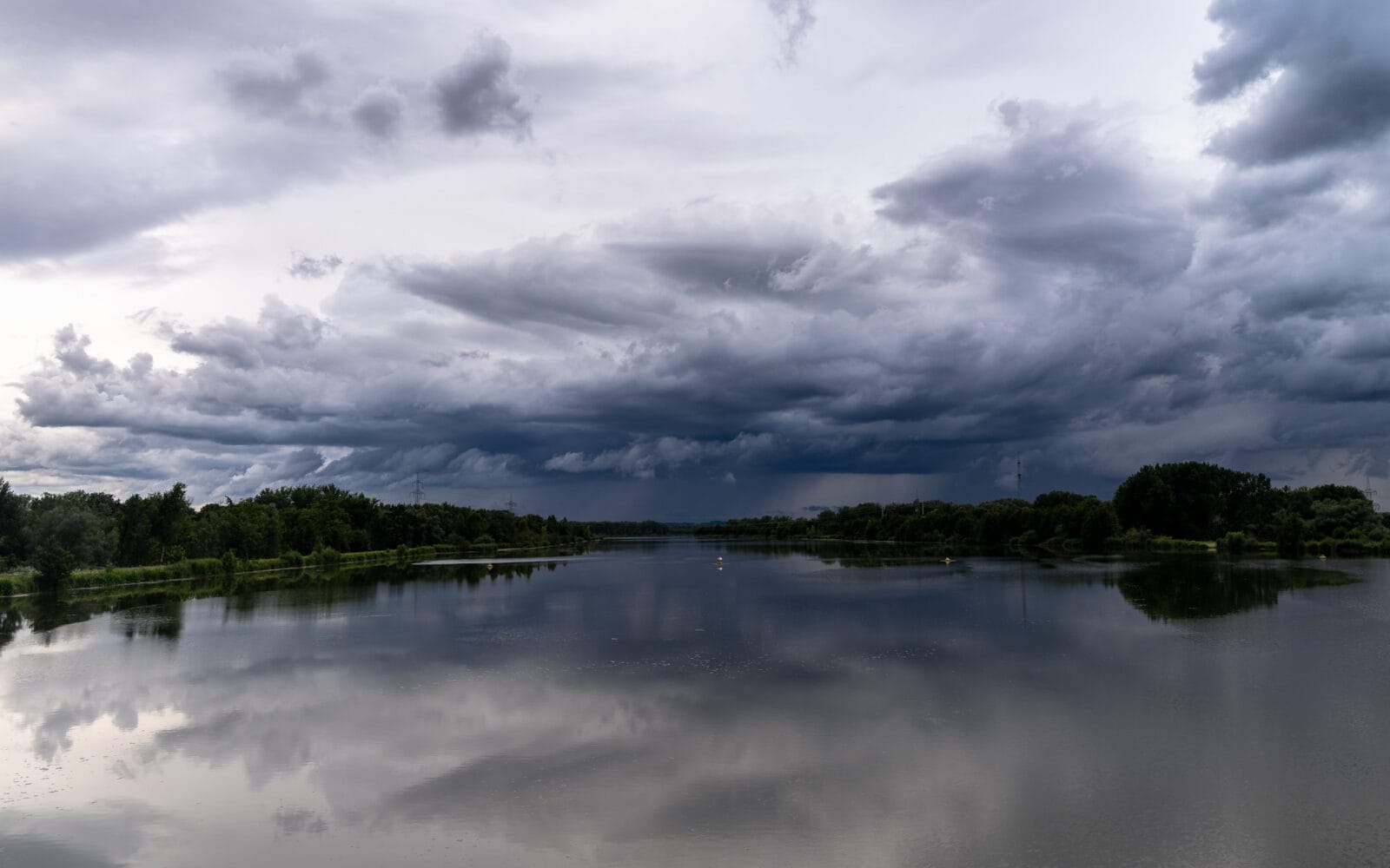 Onweerswolken boven een stille plas bij Plattling