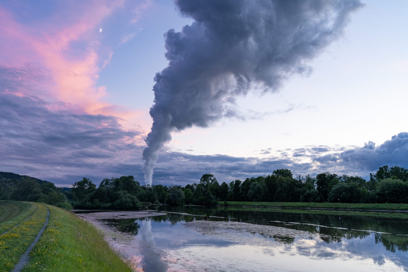 Rookpluim in een pastelkleurige avondlucht bij Niederviehbach