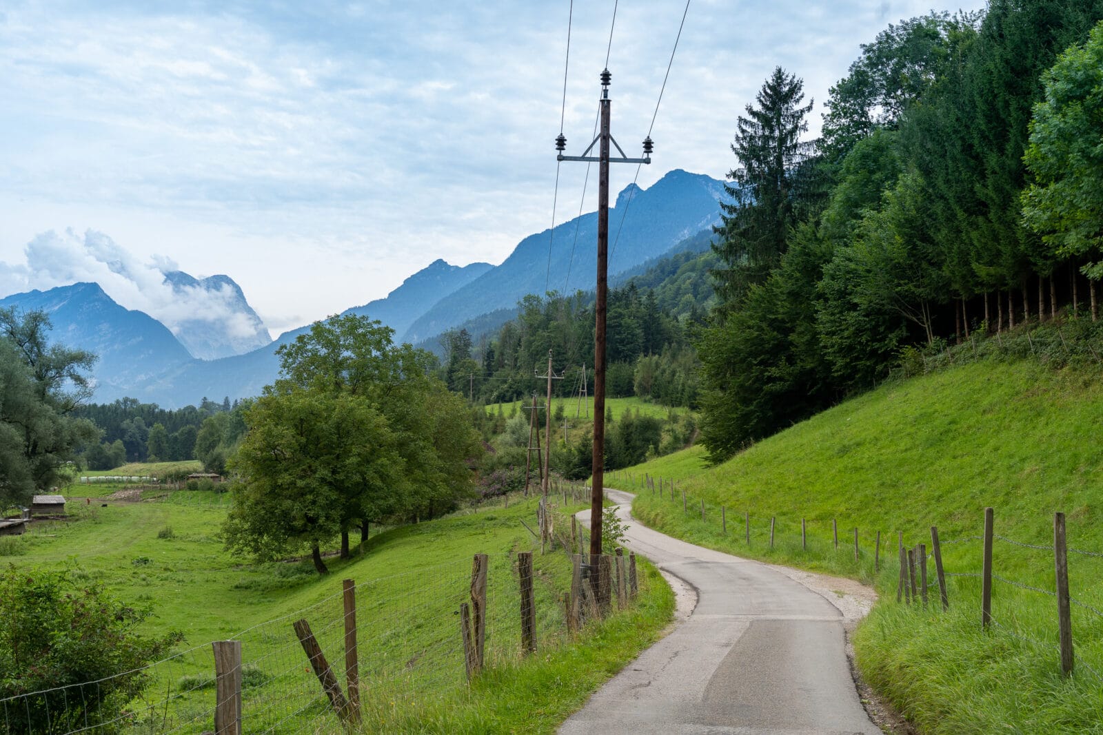 Smalle weg door de weiden bij Bad Dürrnberg boven Hallein