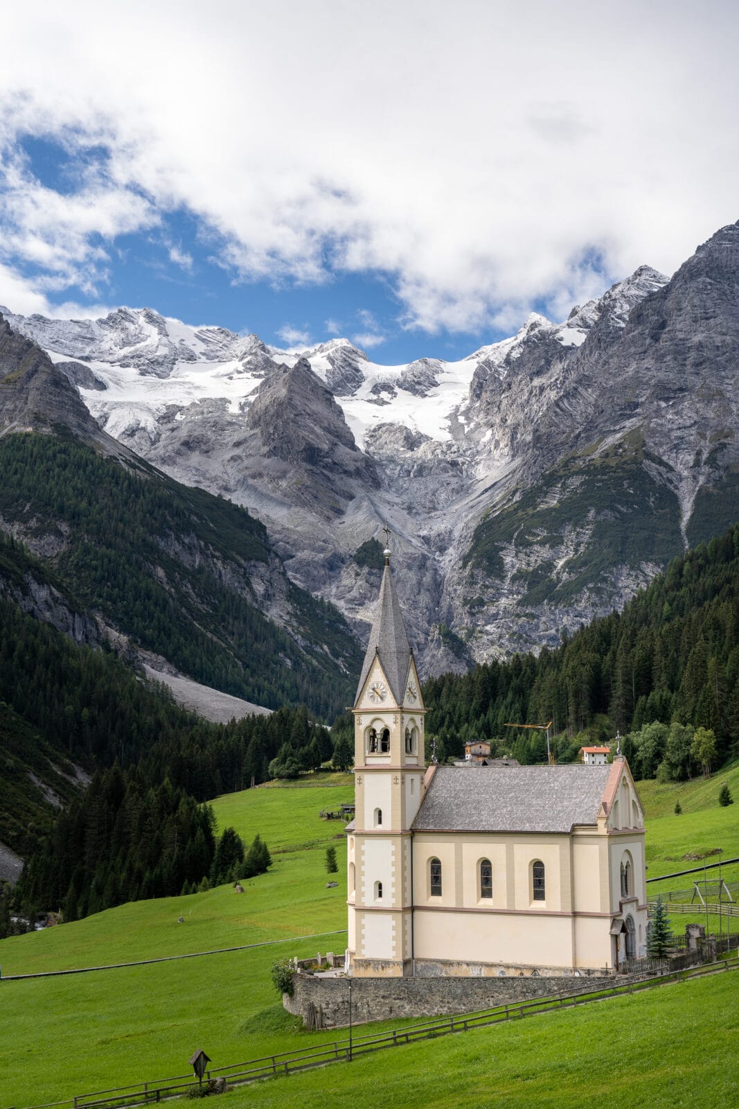 Kerkje van Trafoi voor de besneeuwde Ortler, Zuid-Tirol
