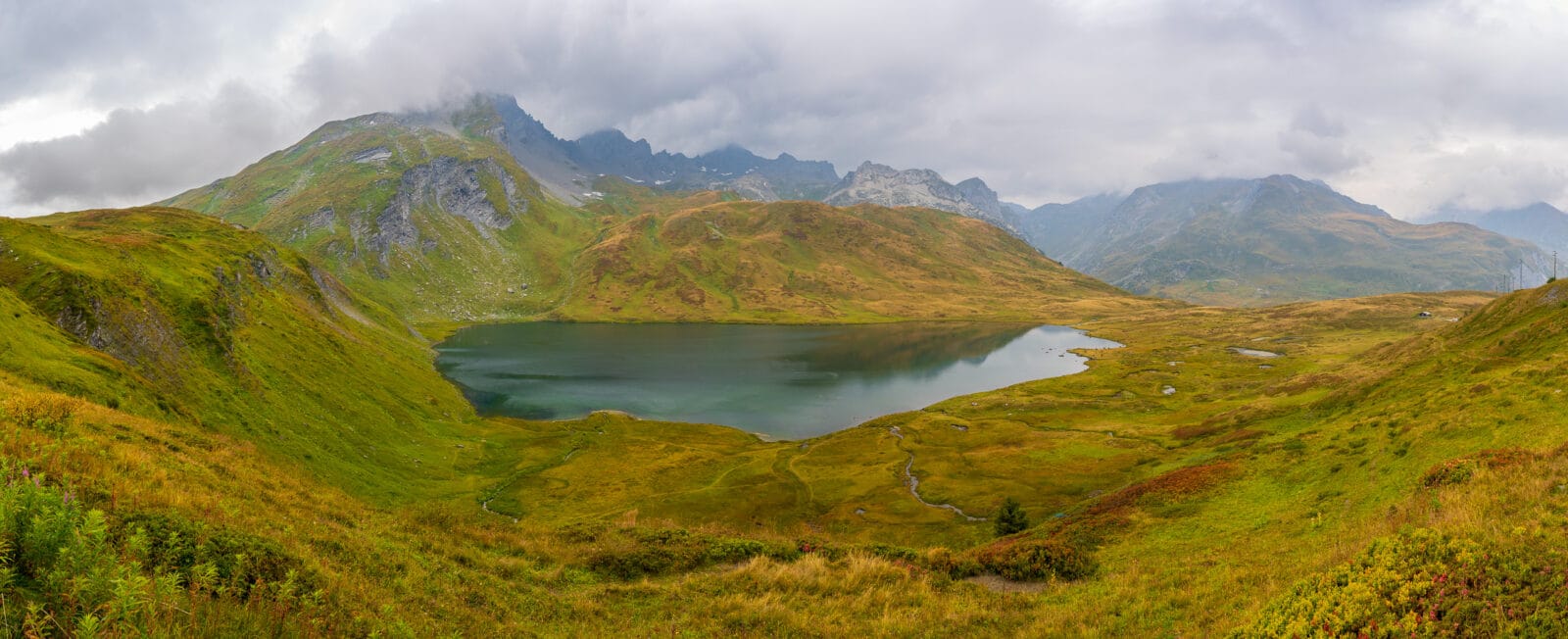 Het Lago Verney bij de Kleine Sint-Bernhardpas in de mist, Valle d'Aosta