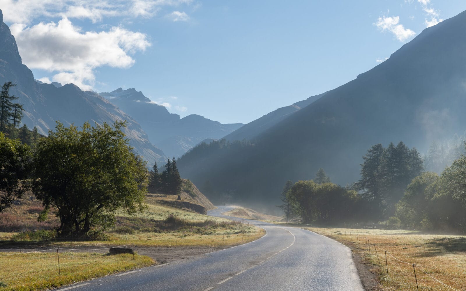 Mistige bergweg bij zonsopkomst boven Val-d'Isère