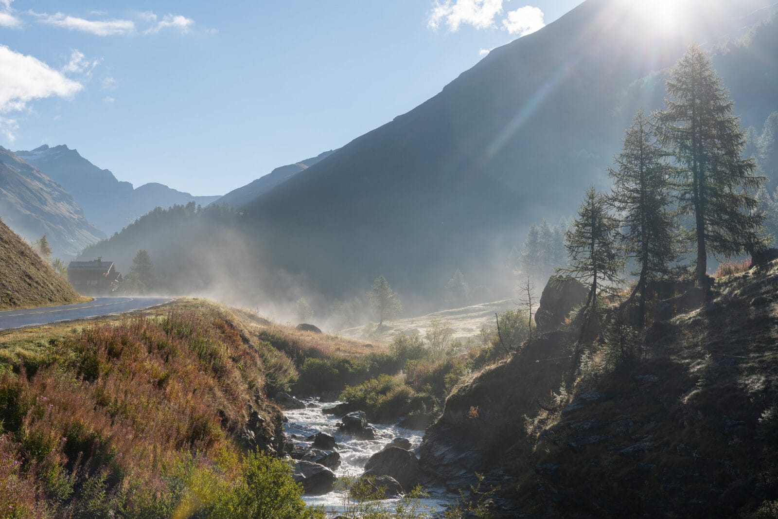 Mistige ochtend langs de kronkelweg bij Val-d'Isère
