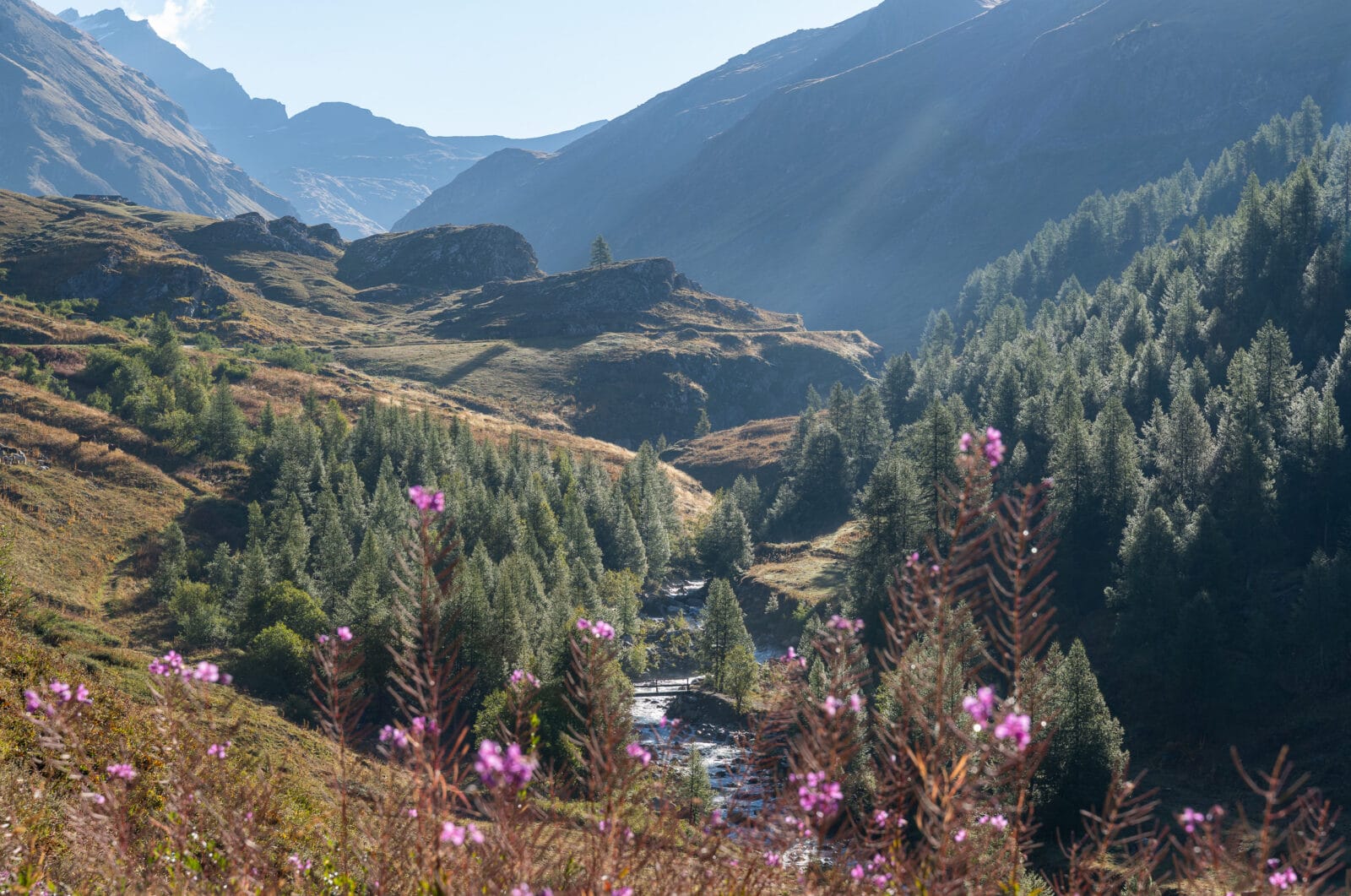 Zonlicht valt door het mistige dal bij Val-d'Isère