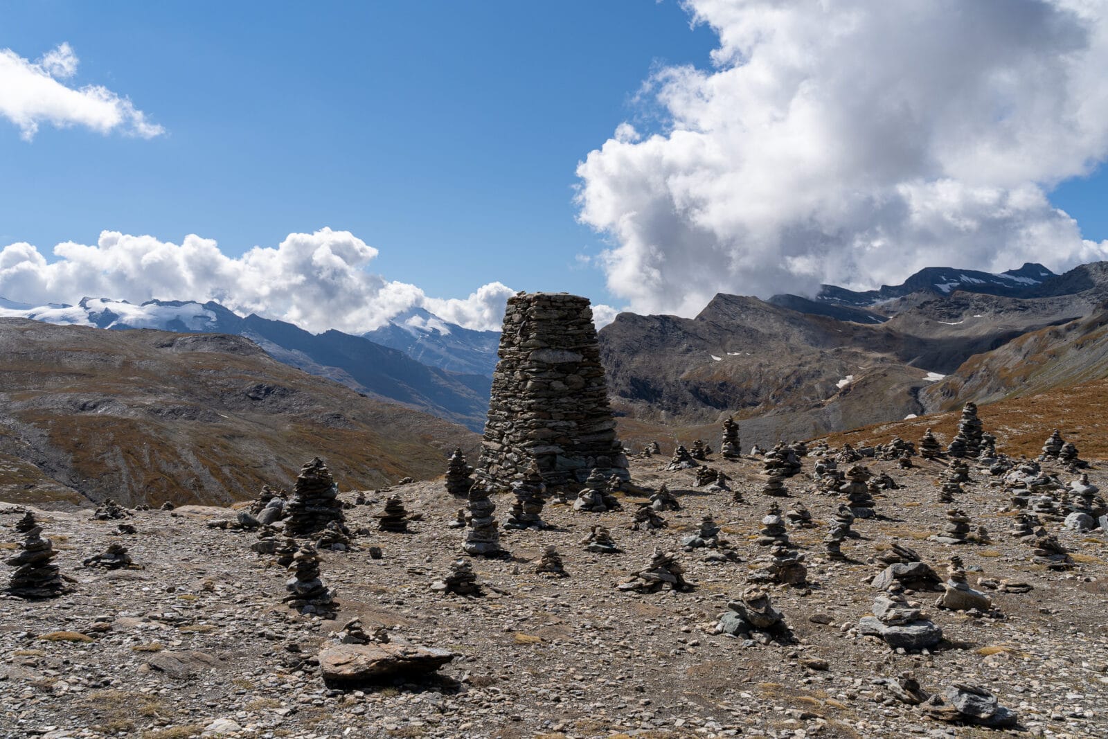 Steenmannetjes langs het bergpad bij de Col de l'Iseran