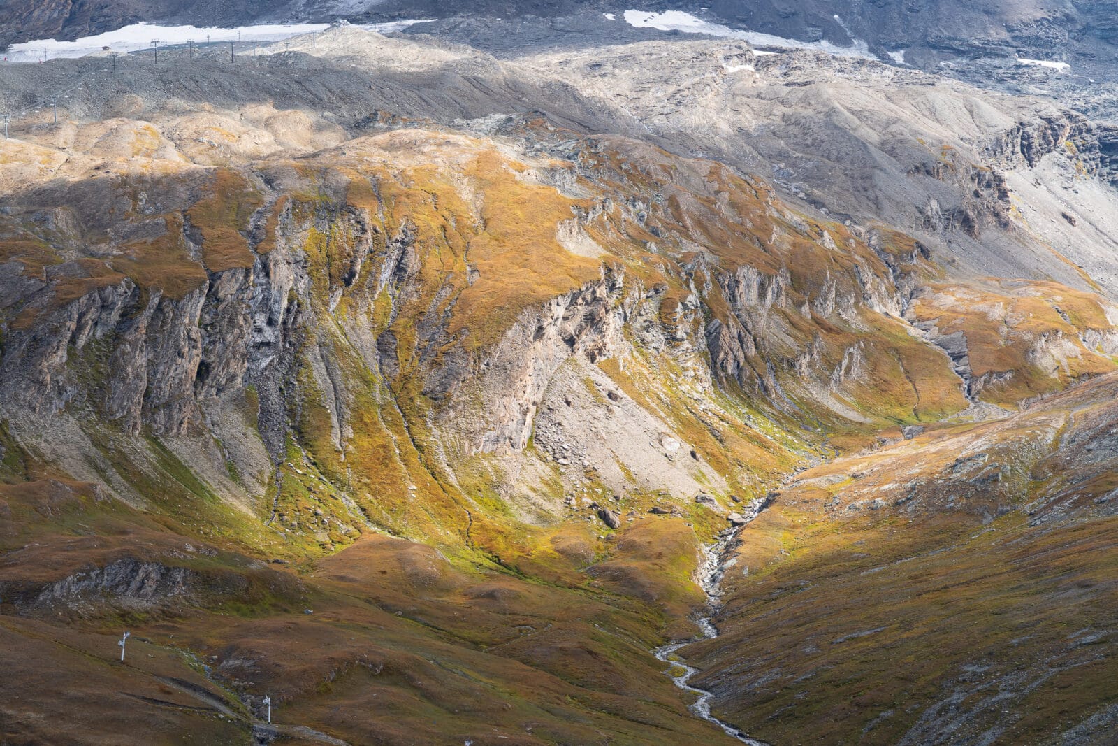 Goudkleurig licht op de herfsthellingen bij de Col de l'Iseran