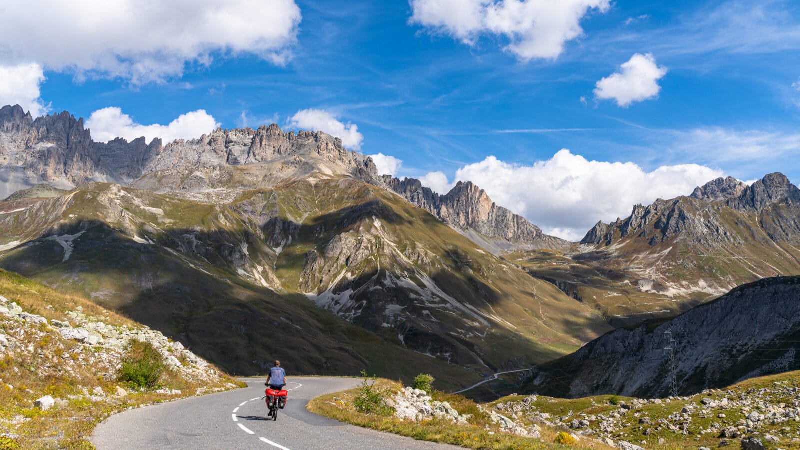 Fietser klimt de bergweg op bij Valloire