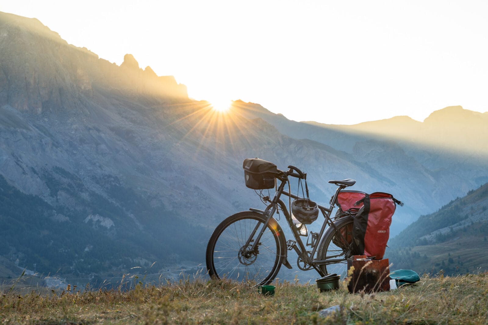 Zonsopkomst boven de bergen met een reisfiets bij Villar-d'Arêne