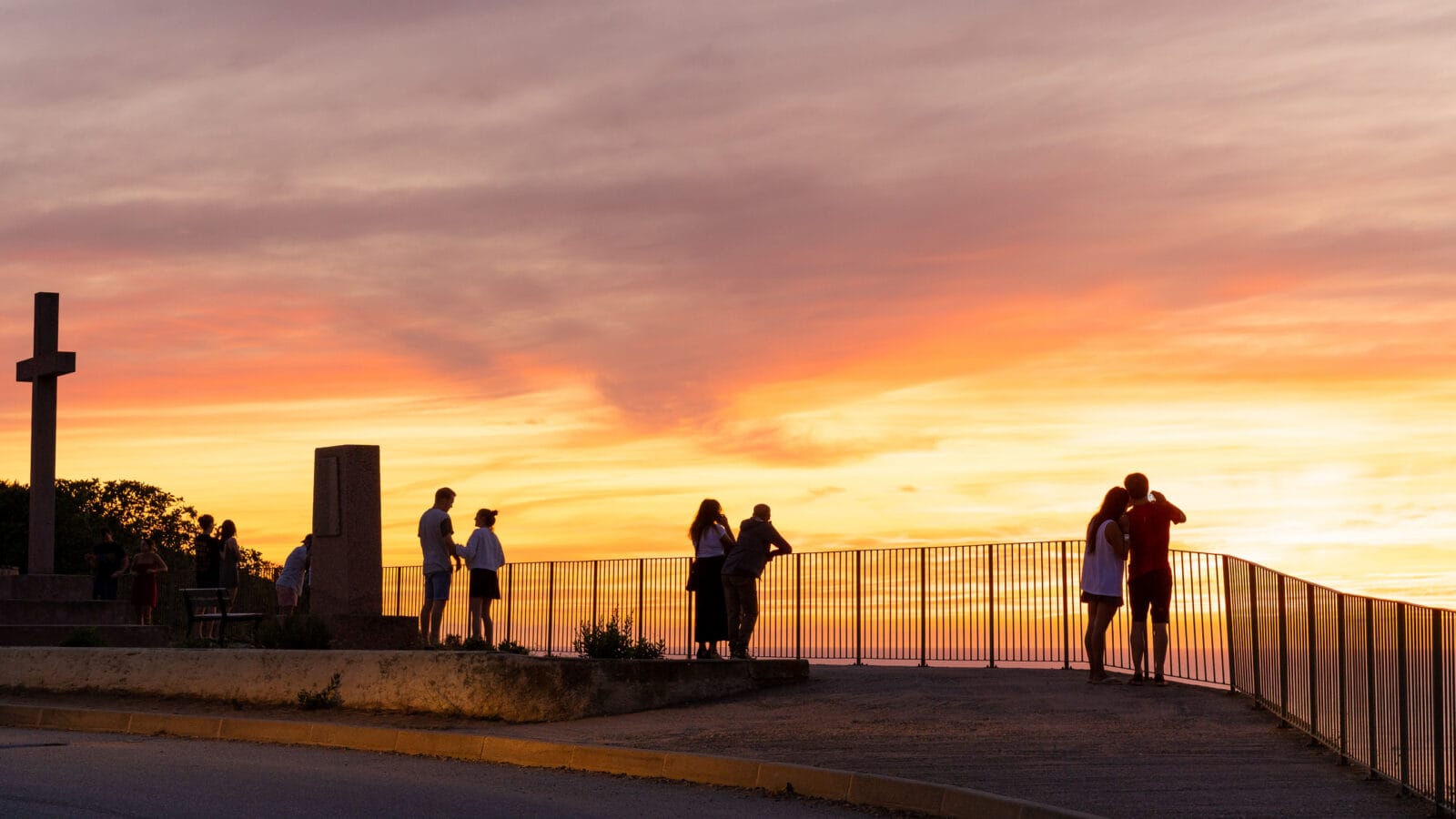 Silhouetten bij een felle zonsondergang boven zee bij Piana, Corsica