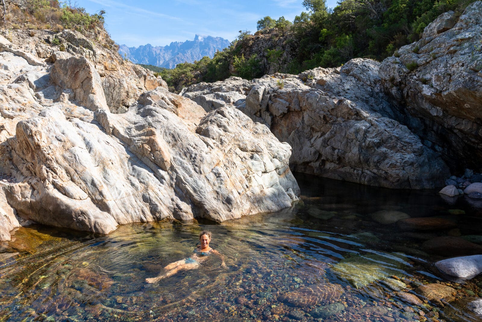 Zwemmen in een rotspoel van de Fango bij Tuarelli, Corsica