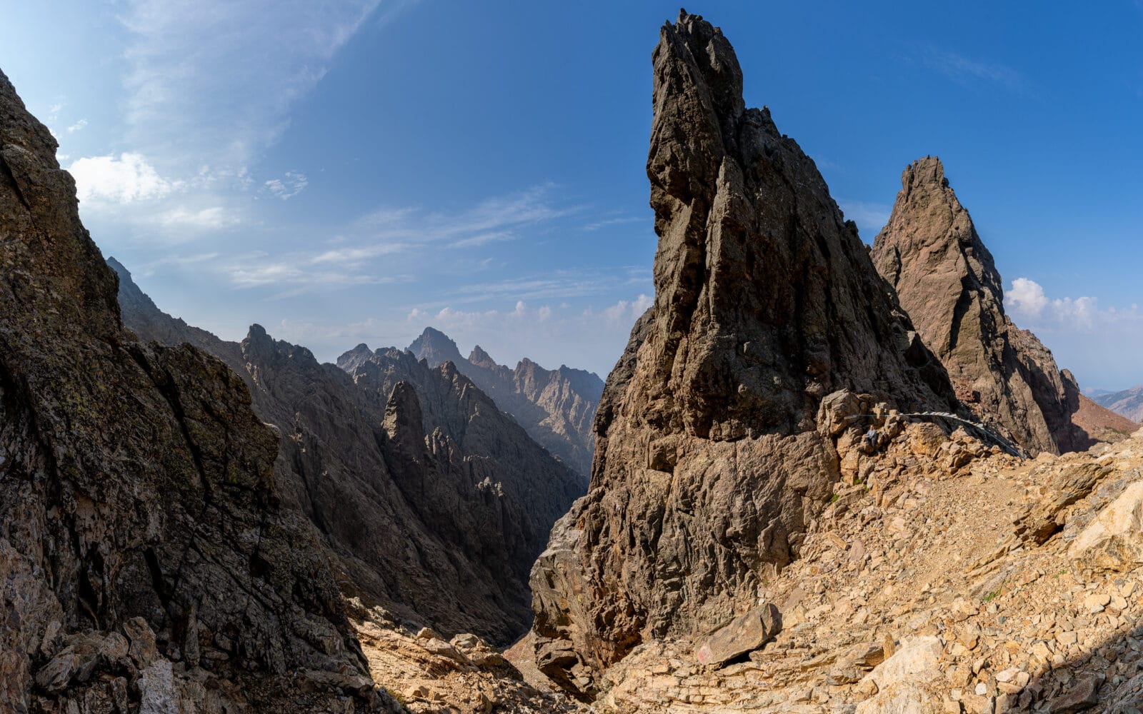 Getande rotstorens boven een steil ravijn bij Asco, Corsica