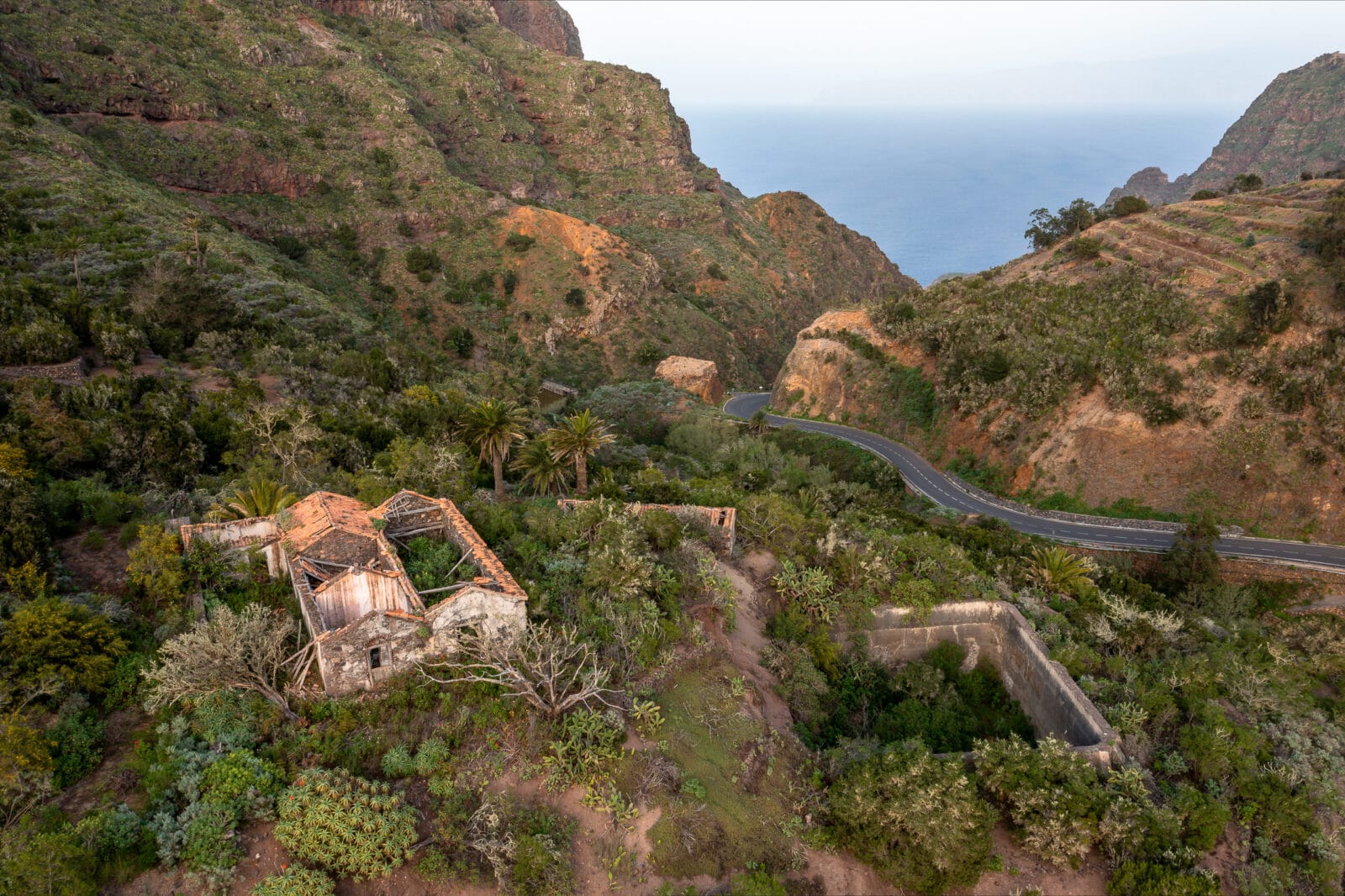 Vervallen huizen aan een kronkelende bergweg boven Agulo op La Gomera, van boven